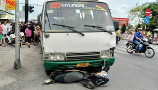 Bắt giam tài xế ô tô tông hàng loạt xe gắn máy