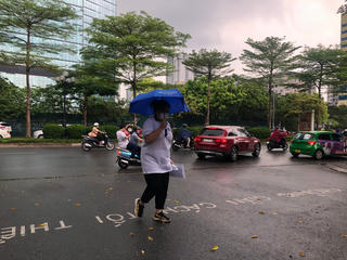 Hà Nội: Sĩ tử đến điểm thi tốt nghiệp THPT 2022 trong cơn mưa nặng hạt