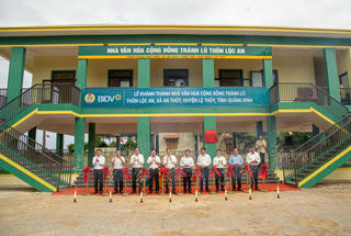 Trao tặng 4 nhà văn hóa cộng đồng tránh lũ