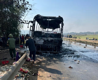 Hòa Bình: Xe khách bốc cháy, 44 người thoát nạn