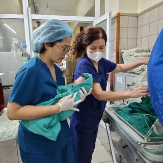 Những em bé ra đời trong cơn bão