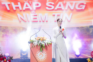 Hoa hậu Lương Thùy Linh dịu dàng trong tà áo dài, chính thức là giảng viên Đại học