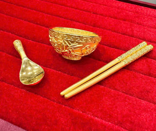 Thìa vàng, bình sữa vàng vẫn hút khách dịp 1/6