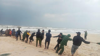 Quảng Trị: Cứu hộ 2 anh em ruột gặp nạn lúc đánh cá trên biển