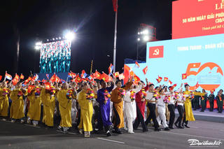 Khối diễu hành Mặt trận Tổ quốc Việt Nam thu hút người dân tại Lễ sơ duyệt đại lễ 30-4 cấp Nhà nước