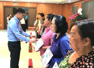 TPHCM trao bảo hiểm xã hội cho người dân có hoàn cảnh khó khăn