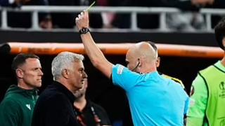 Trọng tài Anthony Taylor bị tấn công ở sân bay Budapest