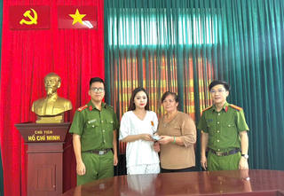 Huế: Người phụ nữ  vui mừng nhận lại tài sản bị đánh rơi