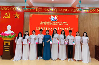 Bài 1: Giương cao ngọn cờ hồng