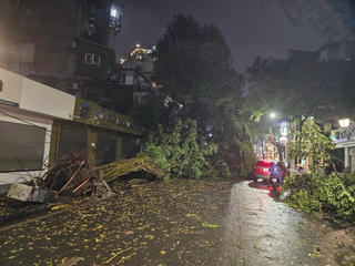 Mưa đá xuất hiện tại Chương Mỹ, sét đánh gây cháy cửa hàng quảng cáo