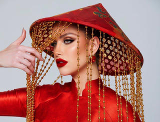 Hoa hậu Isabella Menin 'đổi' vương miện thành nón lá Việt Nam