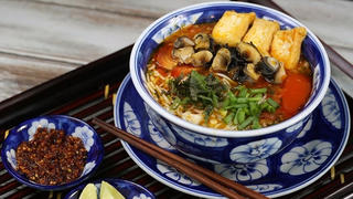 Đàn bà, đẹp hay không đẹp cũng đi ăn quà