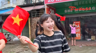 Rộn ràng cờ hoa, người dân chào đón các lực lượng tham gia tổng hợp luyện A80