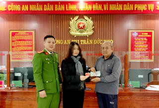 Hà Tĩnh: Người phụ nữ trả lại tiền và vàng cho cụ ông đánh rơi