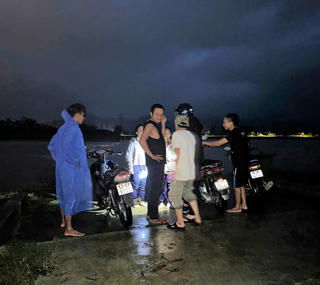 Quảng Nam: Kịp thời cứu 3 em học sinh bị nước lũ cuốn trôi