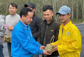Mang ‘hương Xuân’ đến công nhân ăn Tết xa nhà
