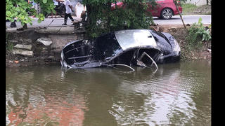 Xe của chủ tịch hội nông dân lao xuống mương nước, hai người tử vong