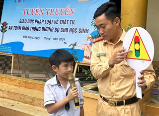 Tuyên truyền kỹ năng tham gia giao thông an toàn cho giáo viên, học sinh