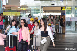 Ngày cuối kỳ nghỉ lễ, hai sân bay lớn đón hơn 200.000 khách
