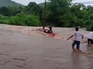 Cố vượt đập tràn, xe bán tải chở 2 người bị nước cuốn trôi