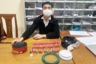 Tự chế pháo nổ rồi lên mạng xã hội rao bán để kiếm tiền tiêu xài