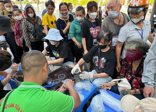 Minh bạch trong từ thiện nhìn từ "Nhóm cháo lan toả yêu thương"