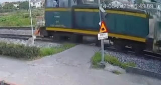 Quảng Ninh: Gặp tai nạn nghiêm trọng khi đeo tai nghe đi bộ qua đường sắt