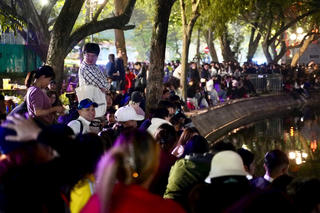 Hồ Gươm đông đúc người đổ ra đường, chờ đón năm mới 2025