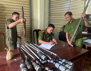 Đắk Nông: Tổ bảo vệ ANTT ở cơ sở vận động nhân dân giao nộp súng tự chế