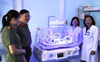 Tặng thiết bị y tế cho Bệnh viện đa khoa tỉnh Đắk Nông