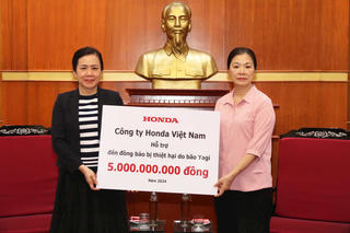 Phó Chủ tịch Trương Thị Ngọc Ánh tiếp nhận ủng hộ đồng bào chịu thiệt hại sau cơn bão số 3