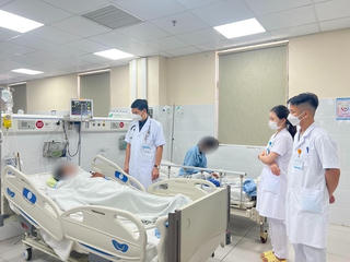 Lọc trứng cóc để chế biến món ăn, hai mẹ con bị ngộ độc