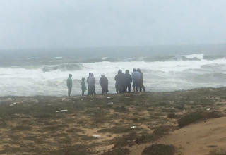 Quảng Ngãi: Sóng đánh chìm tàu cá, 1 người tử vong, 1 người mất tích