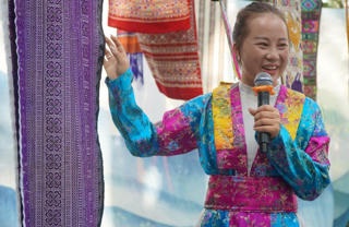 'Xuôi ngược Hà Nội' với những sắc màu thổ cẩm