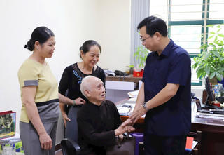 Cụ ông 94 tuổi ủng hộ người nghèo từ tiền tiết kiệm