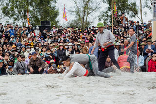 [Ảnh] Hàng vạn người nô nức xem lễ hội đấu vật ở Quảng Bình