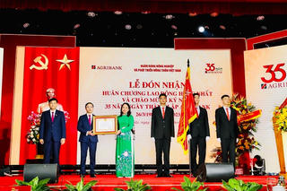 Agribank vinh dự đón nhận Huân chương Lao động hạng Nhất nhân kỷ niệm 35 năm thành lập