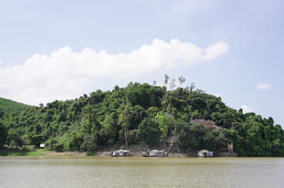 Sạt lở nghiêm trọng tại điện Hòn Chén