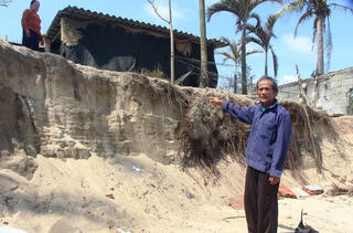 Bờ biển Cửa Đại lại sạt lở