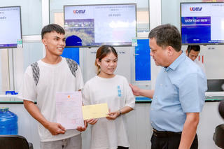 Về kiểm tra cơ sở, Chủ tịch UBND tỉnh Quảng Trị trao giấy kết hôn và tặng quà đôi vợ chồng trẻ