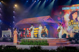 Nhạc sĩ Trần Tiến biểu diễn tại Chương trình 'Mùa thu cho em'