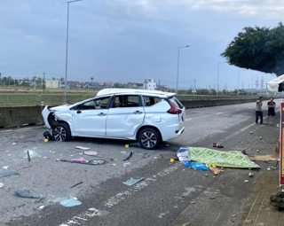 Quảng Ngãi: Xe ô tô tông mạnh vào dải phân cách, khiến 2 người tử vong