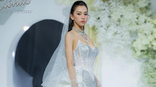 Tiểu Vy, Mai Phương khoe đường cong khi 'hóa' cô dâu trên sàn diễn