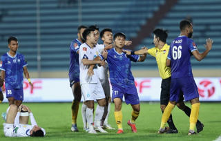 Lại nóng chuyện trọng tài