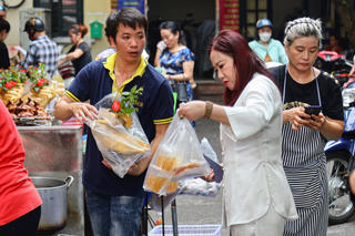 Ngày Rằm tháng Bảy: Tiểu thương chợ 'nhà giàu' Hà Nội tất bật phục vụ khách