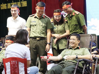 Giám đốc Công an tỉnh Hà Tĩnh tham gia hiến máu tình nguyện