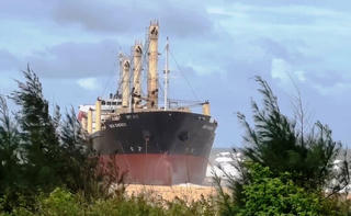 Quảng Nam: Tàu hàng bị sóng lớn đánh dạt vào bờ biển 