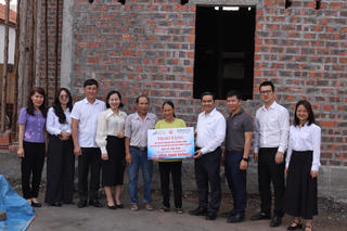 Quảng Ninh: Trao tặng 150 triệu đồng hỗ trợ xóa nhà tạm, nhà dột nát tại TX Quảng Yên