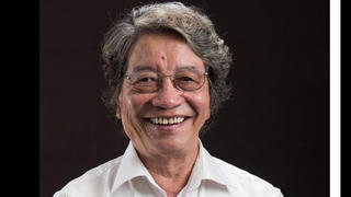 Giữa dòng nước bạc nhịp chèo ta bơi…