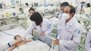 Dịch tay chân miệng: Vì sao số ca diễn biến nặng tăng?